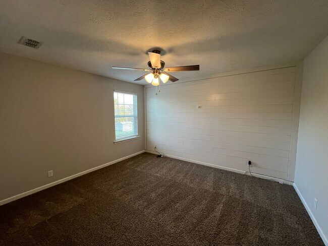 Building Photo - Available Immediately! Gorgeous 4 Bedroom 3 Bath in Creeksbend Subdivision