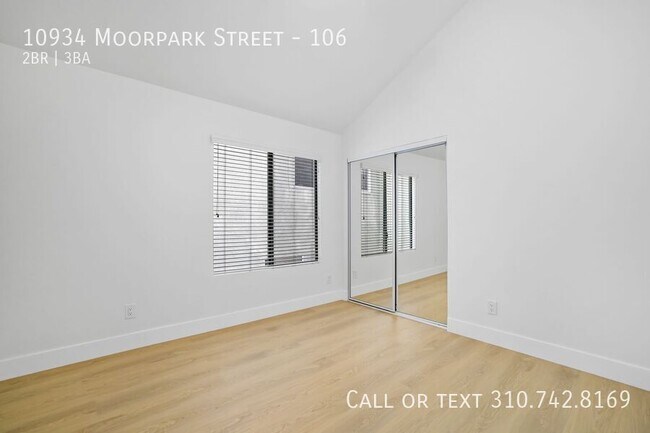 Building Photo - 10934 Moorpark St