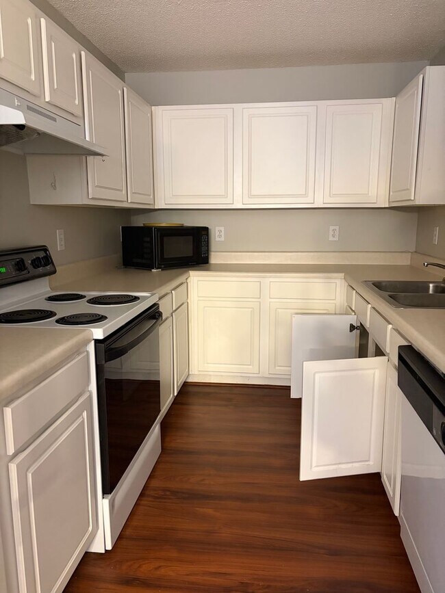 Building Photo - Charming 3 Bed 2 Bath in a gated community!!