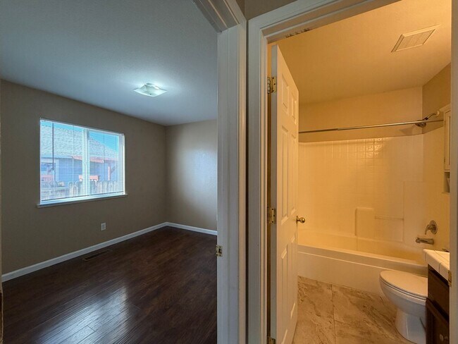 Building Photo - 221 Endeavor Ln