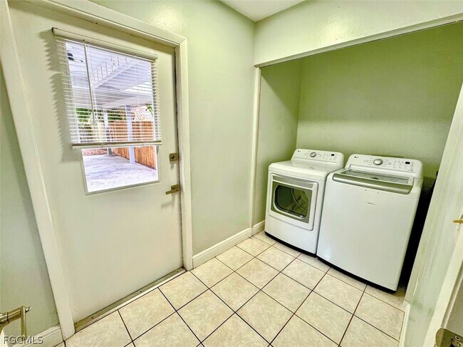 Building Photo - 233 S Cypress St