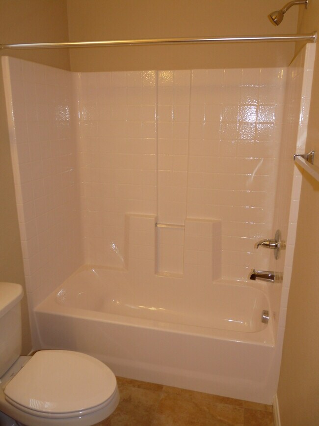Building Photo - SOUTHERN HIGHLANDS 3 BEDROOM, 3 BATH HOME