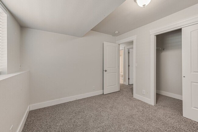 Building Photo - 5 bed 3 bath split level near State Line