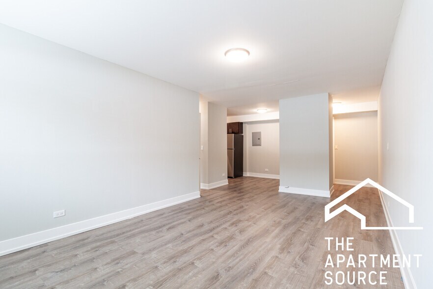 Building Photo - 529 W Surf St