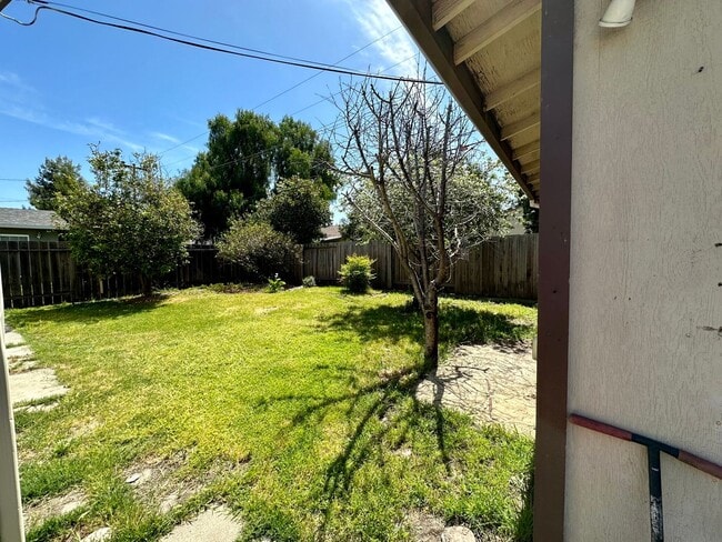 Building Photo - PET FRIENDLY Spacious 3 Bedroom 2 Bath! **...