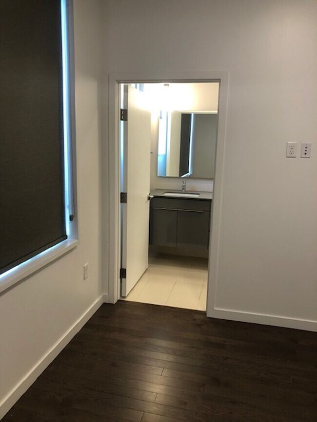 Building Photo - 2 Bedroom Condo in the Confluence!