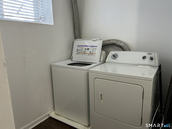 Building Photo - 27 Rollingwood Dr