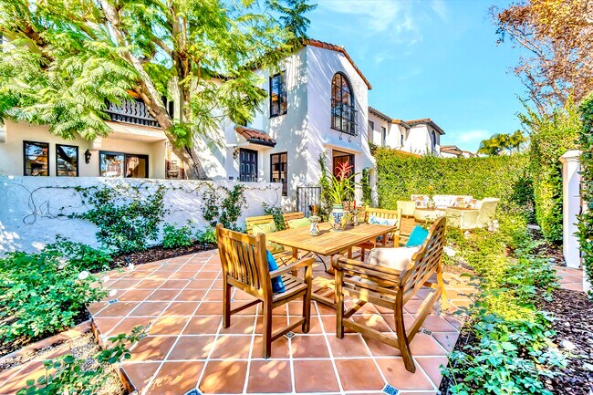 Building Photo - 343 N Croft Ave