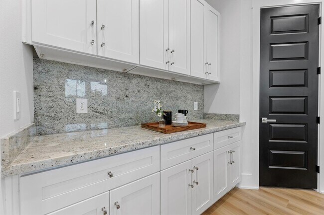 Building Photo - 518 Clinton St