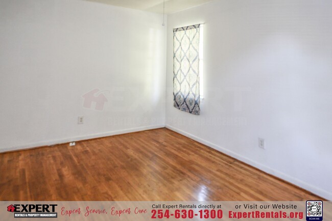 Building Photo - 3-Bedroom Home with  Hardwood Floors and S...