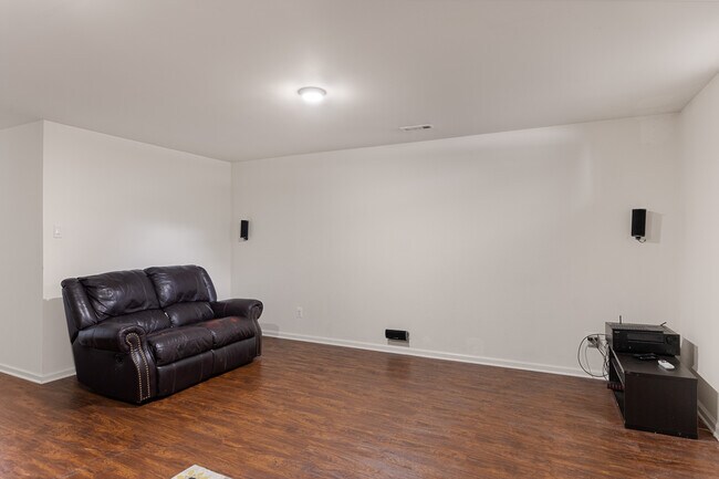 Building Photo - 9 Crest Ct