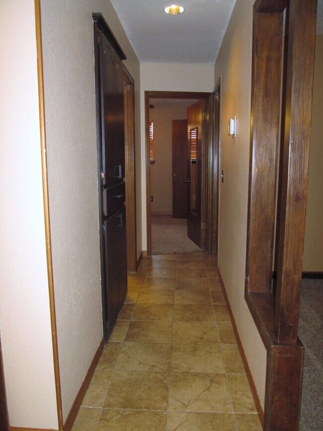 Building Photo - 233 Cindy Ave