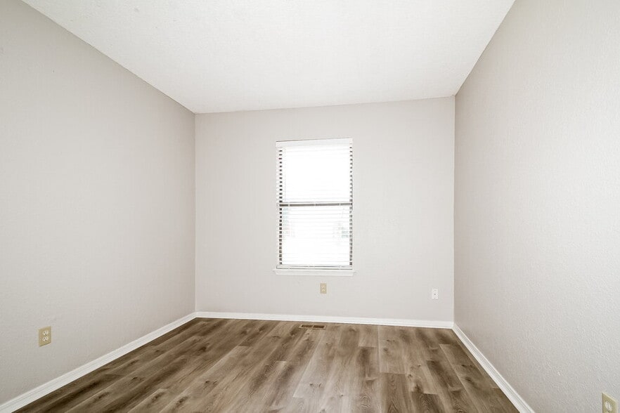 Building Photo - 1353 Oswego Dr