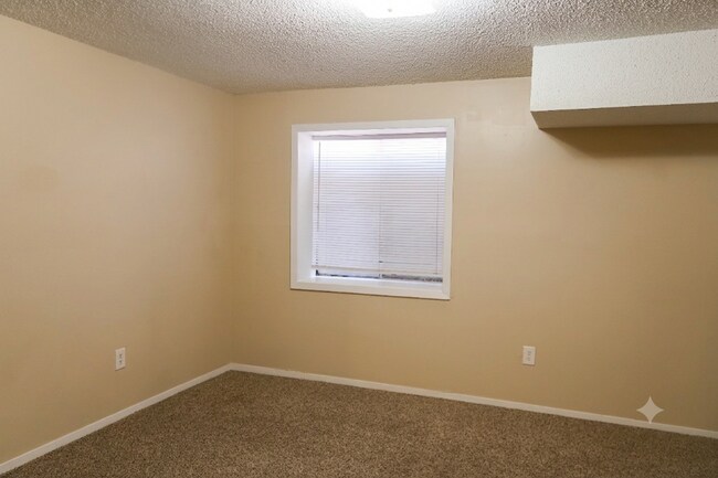 Building Photo - Spacious 3 Bedroom