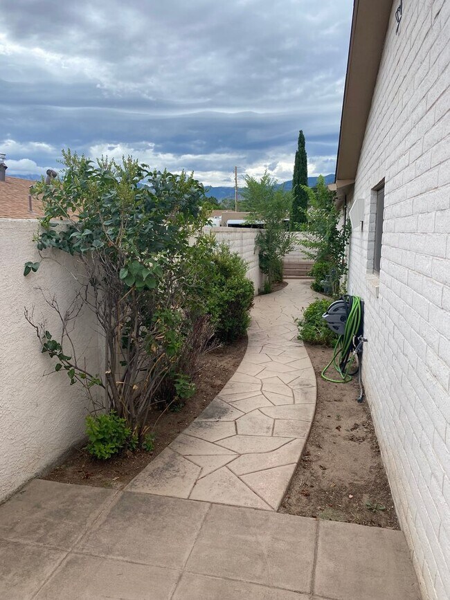 Building Photo - Beautiful 3 Bedroom Home in NE Albuquerque