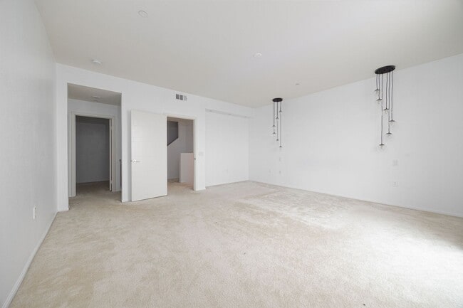 Building Photo - Perfectly located 4-bedroom townhouse in c...