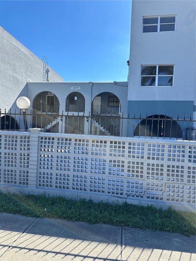 Primary Photo - 1300 W 53rd St