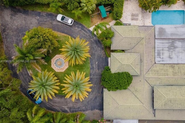 Building Photo - 7300 SW 77th Ave