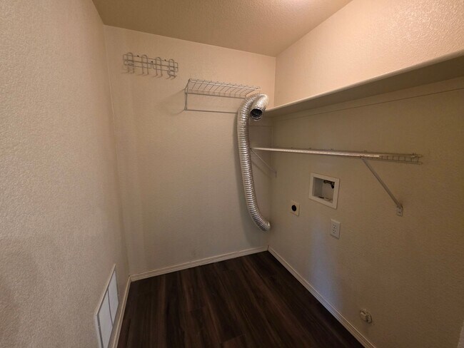 Building Photo - Gorgeous 4 Bed 3 bath Home In Wagon Trails!!