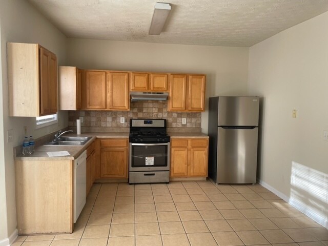 Building Photo - 259 Hardy Lillies Dr
