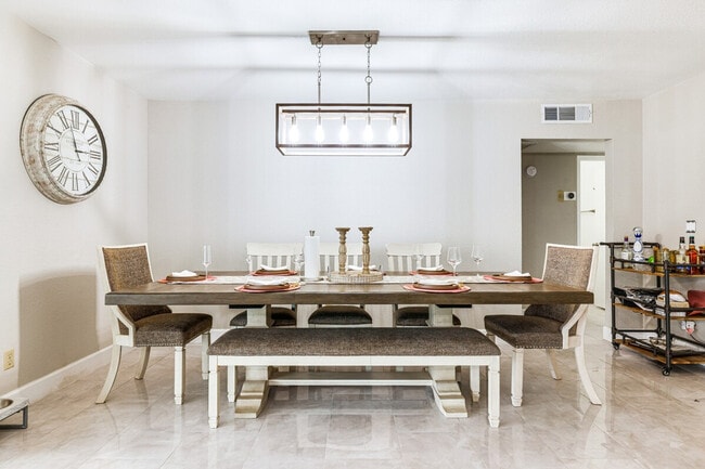 Building Photo - 903 W Harvard Dr