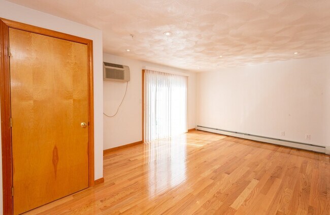 Building Photo - 19 Rosewood Dr