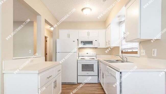 Building Photo - Beautiful and Spacious Townhome in LAWRENCE-Available in MAY!!