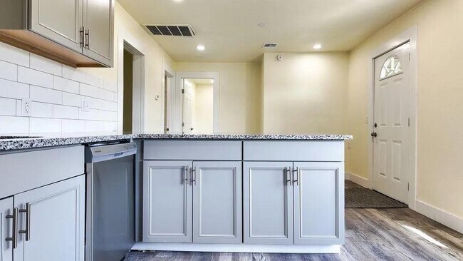 Building Photo - 2913 SW 13th St