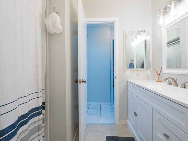 Building Photo - "Discover Serenity: Spacious 2-Bed, 2-Bath Condo in Vibrant Sarasota!"