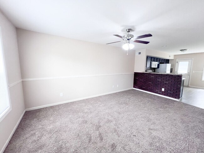 Building Photo - 2 Bedroom 1.5 Bathroom Townhome