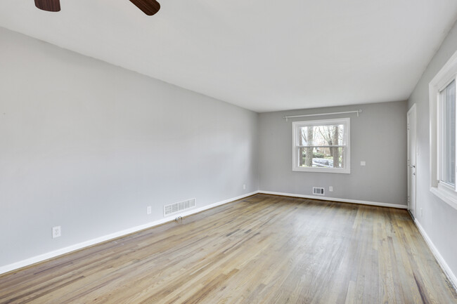 Living Room - 609 Kimberly Ln NE