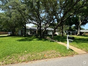 Building Photo - Gulf Breeze Proper - 5 bedroom, 3.5 bathro...