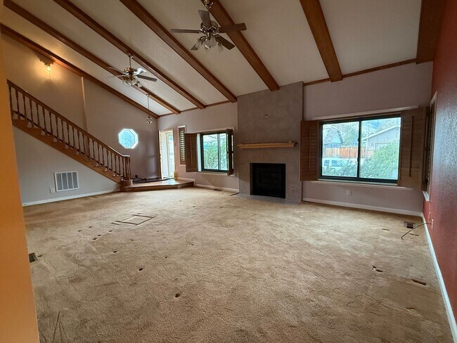Building Photo - Beautiful expansive home for lease