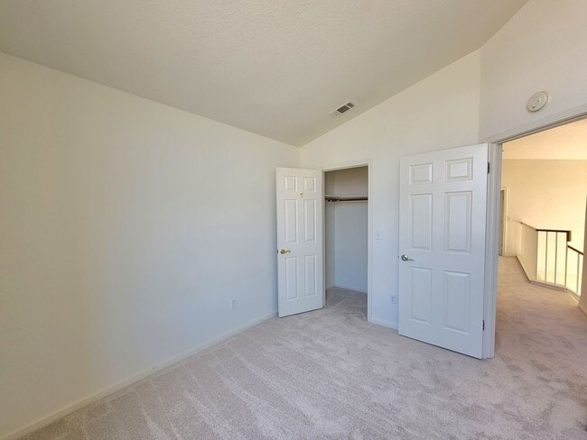 Building Photo - Lovely and Spacious 4-bedroom Beauty in De...