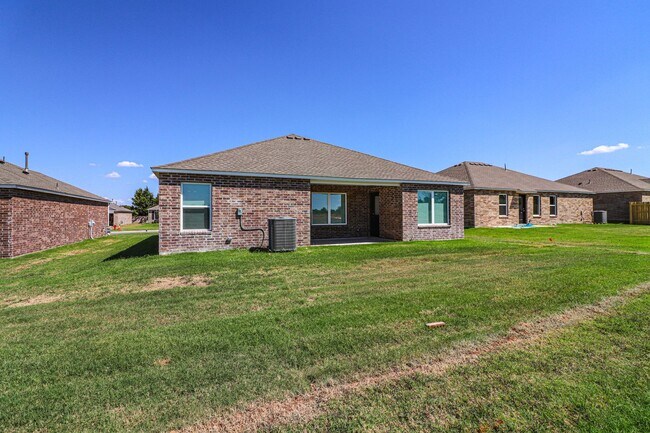Building Photo - 3126 S 15th Pl