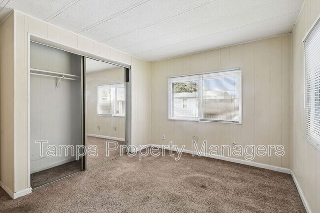 Building Photo - 242 Country Ln