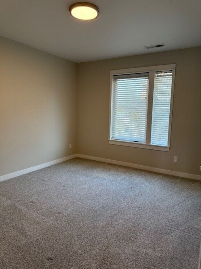 Building Photo - FREE RENT!! Newer South Salem Townhome - 2...