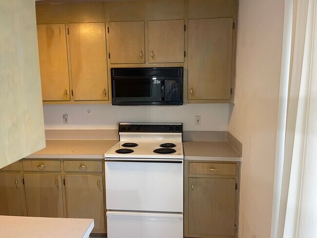Building Photo - 535 Shearers Rd