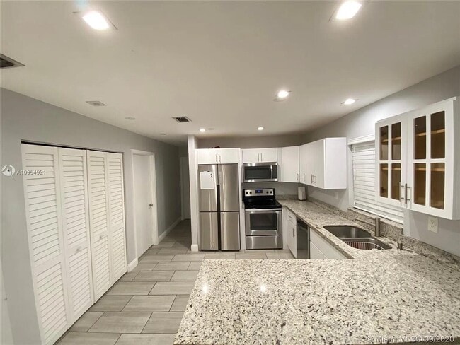 Building Photo - 2633 SW 30th Ct