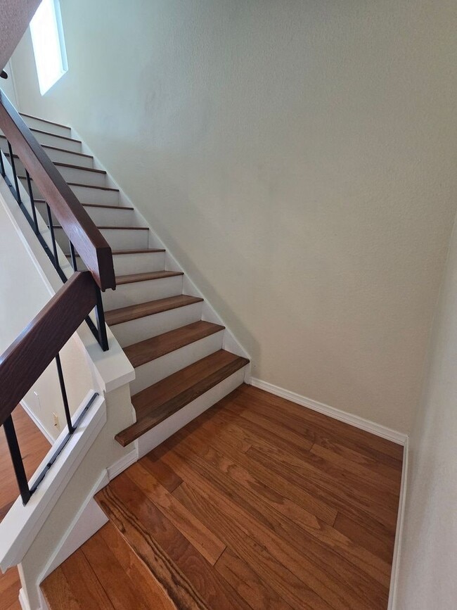 Building Photo - Spacious 2BD/2.5BA Town Home near Universi...