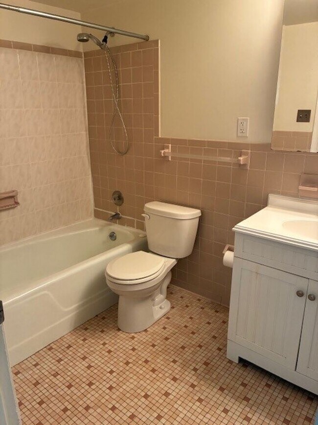 Building Photo - LAKE FRONT PARADISE