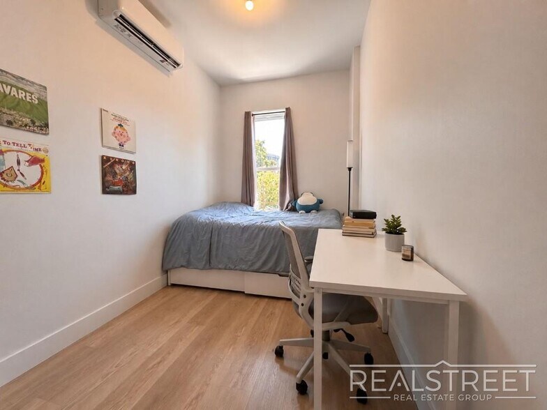 Building Photo - Top Floor 2 Bed in Renovated Brownstone with Washer/Dryer, Split AC & Tall Ceilings