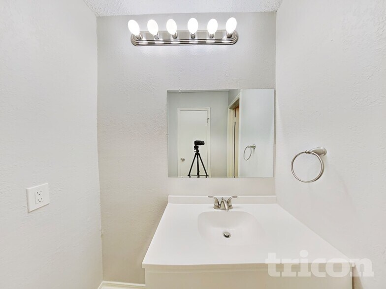 Building Photo - 14605 Otoe Dr