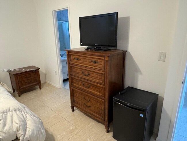 Building Photo - 7800 Carlyle Ave