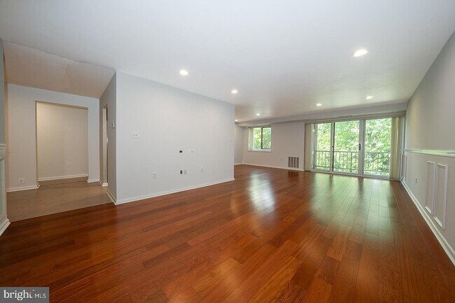 Building Photo - 1640 Oakwood Dr