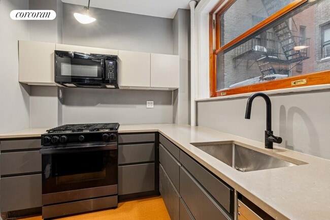 Building Photo - 527 W 110th St