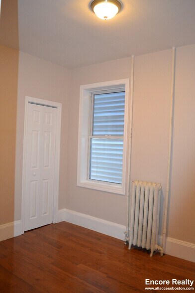 Building Photo - 241 Maverick St