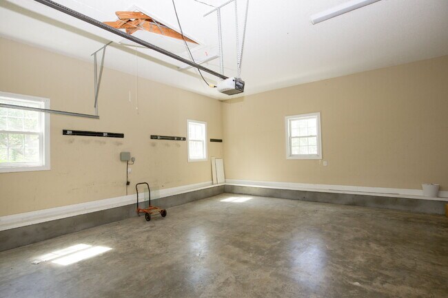 Building Photo - "Spacious 3-Bedroom Retreat with 3200 Sq Ft of Comfort in Seven Lakes!"