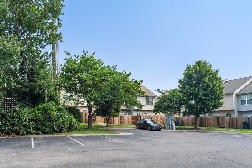 Building Photo - 809 Benton Ave