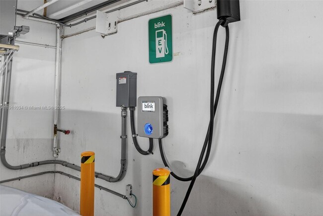 Building Photo - 19501 W Country Club Dr